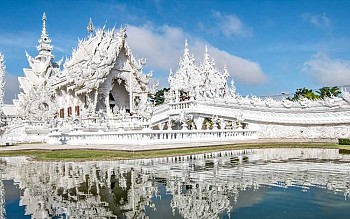 Những bàn tay rùng rợn vươn lên trời trong chùa Wat Rong Khun Thái Lan